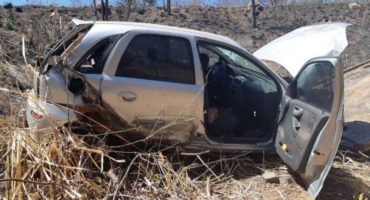 Motorista perde controle e capota carro na MG-410 em Presidente Olegário