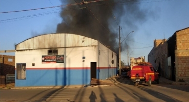 Incêndio destrói barracão e vários veículos em Presidente Olegário Incêndio destrói barracão e vários veículos em Presidente Olegário