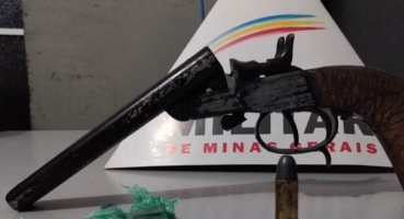 Homem de 42 anos é levado para o presídio após PM encontrar arma e droga em sua residência 