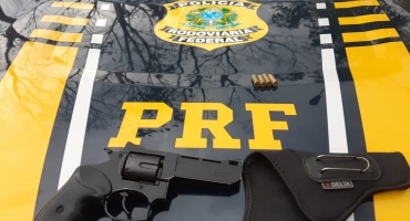 Passageiro de ônibus é detido com arma dentro de mochila durante abordagem na BR-365