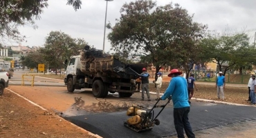Após obra mal elaborada prefeitura de Patos de Minas decide liberar pista central da Avenida JK Após obra mal elaborada prefeitura de Patos de Minas decide liberar pista central da Avenida JK