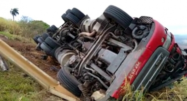 Acidente na curva do Belvedere na BR-354 deixa caminhoneiro preso às ferragens