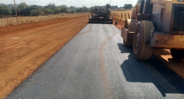 Trecho que liga a estrada de Monjolinho ao cemitério de Baú recebe pavimentação Trecho que liga a estrada de Monjolinho ao cemitério de Baú recebe pavimentação