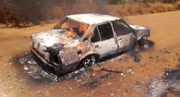 Veículo pega fogo em estrada vicinal no município de Carmo do Paranaíba