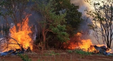 Lagoa Formosa: caminhão de combate a incêndio e Corpo de Bombeiros combatem queimadas na zona rural 