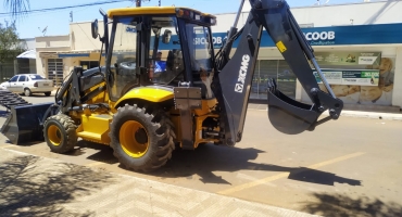 Lagoa Formosa recebe retroescavadeira para os produtores rurais do município Lagoa Formosa recebe retroescavadeira para os produtores rurais do município