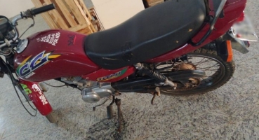 Motocicleta é furtada em estacionamento de supermercado em Carmo do Paranaíba e dono para resgate para ladrão 