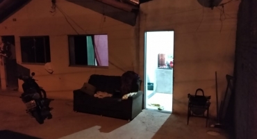 Atiradores invadem residência e matam rapaz com tiro na testa no Bairro Jardim Quebec
