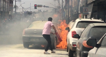 Veículo com placas de Lagoa Formosa incendeia na cidade de Patos de Minas Veículo com placas de Lagoa Formosa incendeia na cidade de Patos de Minas