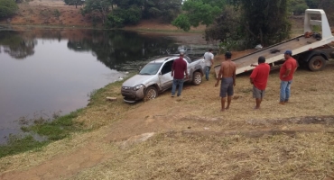 Morador da Comunidade de Campo do Meio tomba veículo na estrada dos Soares 