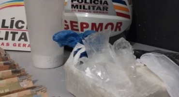 Mulher é presa em apartamento na cidade de Patos de Minas com aproximadamente 1 quilo de cocaína Mulher é presa em apartamento na cidade de Patos de Minas com aproximadamente 1 quilo de cocaína