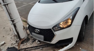Motorista passa mal e bate carro em poste na Avenida Marabá em Patos de Minas
