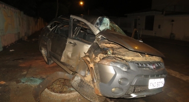 Condutora com sintomas de embriaguez provoca acidente e duas pessoas ficam feridas Condutora com sintomas de embriaguez provoca acidente e duas pessoas ficam feridas