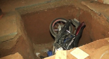 Motoqueiro cai em buraco feito para manutenção em rede de abastecimento de água em Patos de Minas