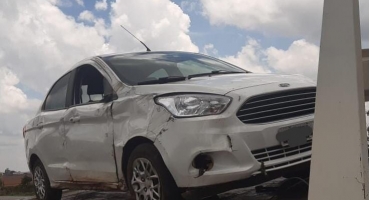 Motorista perde controle direcional durante discussão de casal na BR-354 e carro sai da pista Motorista perde controle direcional durante discussão de casal na BR-354 e carro sai da pista