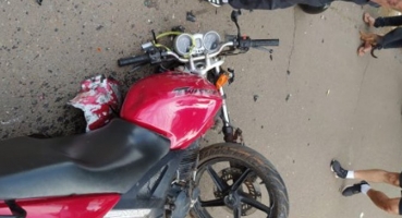 Motoqueiro inabilitado colide contra veículo na cidade de Patos de Minas Motoqueiro inabilitado colide contra veículo na cidade de Patos de Minas