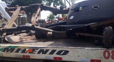 PM localiza caminhonete furtada em São Paulo sendo desmanchada em ferro-velho de Patos de Minas