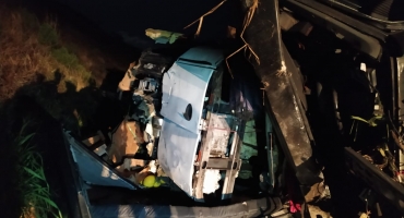 Caminhão carregado com frutas tomba  na BR- 146 e motorista morre após ficar preso entre às ferragens
