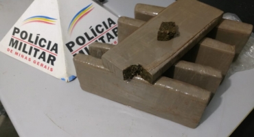 PM de Patos de Minas apreende aproximadamente 5 quilos de maconha dentro de automóvel PM de Patos de Minas apreende aproximadamente 5 quilos de maconha dentro de automóvel