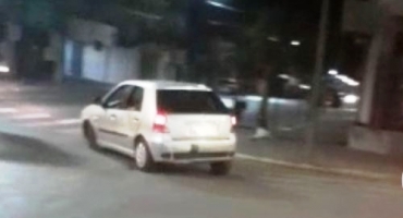 Após advertir motorista por urinar na rua motociclista é perseguido e tem moto destruída Após advertir motorista por urinar na rua motociclista é perseguido e tem moto destruída