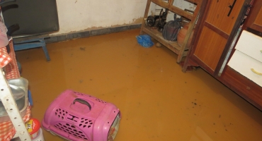 Enxurrada entra em casa de no Bairro Minas Gerais e moradora culpa empreiteira Enxurrada entra em casa de no Bairro Minas Gerais e moradora culpa empreiteira