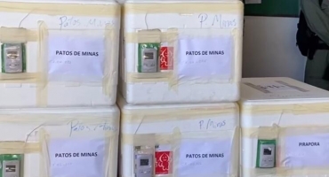 COVID-19: vacina Coronavac é recebida no Aeroporto Pedro Pereira dos Santos em Patos de Minas COVID-19: vacina Coronavac é recebida no Aeroporto Pedro Pereira dos Santos em Patos de Minas