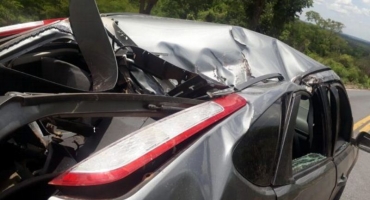Motorista perde controle direcional e veículo cai em ribanceira na MG-410