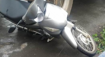 Motocicleta para debaixo de carreta em acidente na Rua Gabriel Pereira Motocicleta para debaixo de carreta em acidente na Rua Gabriel Pereira