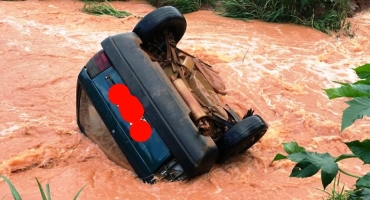 Chuva forte: veículo é arrastado pela água do córrego na região dos 30 Paus em Patos de Minas Chuva forte: veículo é arrastado pela água do córrego na região dos 30 Paus em Patos de Minas