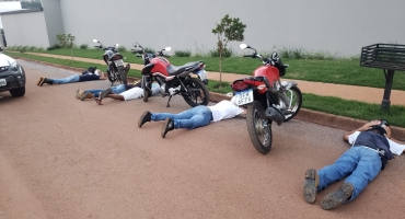 Polícia Militar apreende motocicletas e pessoas que participam de aglomeração em Patos de Minas Polícia Militar apreende motocicletas e pessoas que participam de aglomeração em Patos de Minas