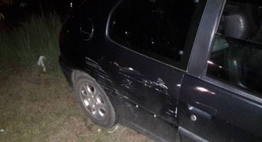 Motorista desvia de cavalete, perde controle e atinge placa de sinalização Motorista desvia de cavalete, perde controle e atinge placa de sinalização
