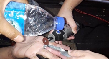 Jovem de Patos de Minas prende anel em dedo e precisa de ajuda dos Bombeiros Jovem de Patos de Minas prende anel em dedo e precisa de ajuda dos Bombeiros