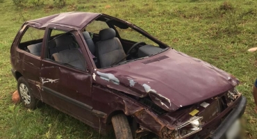 Motorista inabilitado capota veículo na região de São Barto no município de Carmo do Paranaíba Motorista inabilitado capota veículo na região de São Barto no município de Carmo do Paranaíba