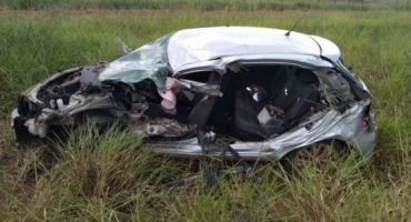 Motorista cochila e bate carro na lateral de caminhão na MG-410 Motorista cochila e bate carro na lateral de caminhão na MG-410