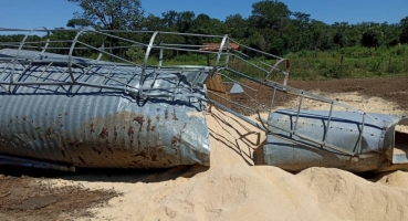 Tanque de armazenar ração tomba e mata adolescente de 13 anos no município de Lagoa Grande Tanque de armazenar ração tomba e mata adolescente de 13 anos no município de Lagoa Grande