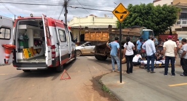 Duas jovens ficam feridas em acidente envolvendo motocicleta e caminhão Duas jovens ficam feridas em acidente envolvendo motocicleta e caminhão
