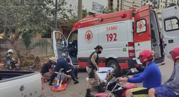 Condutora de motocicleta fica ferida em acidente no cruzamento das avenidas Brasil e Fátima Porto na cidade de Patos de Minas Condutora de motocicleta fica ferida em acidente no cruzamento das avenidas Brasil e Fátima Porto na cidade de Patos de Minas