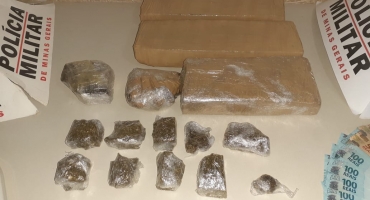 Carmo do Paranaíba: PM apreende 3 quilos de maconha e encaminha suspeito de tráfico para a delegacia Carmo do Paranaíba: PM apreende 3 quilos de maconha e encaminha suspeito de tráfico para a delegacia