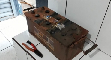 Polícia Militar de Patos de Minas flagra homem furtando bateria de caminhão