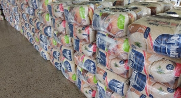 Multinacional doa quase 6 toneladas de alimentos para famílias carentes Multinacional doa quase 6 toneladas de alimentos para famílias carentes