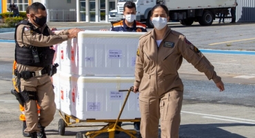 Estado distribui vacinas e amplia imunização para gestantes, mães que acabaram de dar à luz e pessoas com comorbidades Estado distribui vacinas e amplia imunização para gestantes, mães que acabaram de dar à luz e pessoas com comorbidades