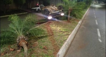 Motorista capota veículo na Avenida Padre Almir em Patos de Minas Motorista capota veículo na Avenida Padre Almir em Patos de Minas