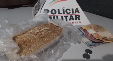 Homem é preso com um quilo de crack na cintura em Patos de Minas Homem é preso com um quilo de crack na cintura em Patos de Minas