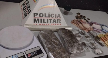 Polícia Militar de Patos de Minas apreende drogas e prende três suspeitos no Jardim Europa Polícia Militar de Patos de Minas apreende drogas e prende três suspeitos no Jardim Europa