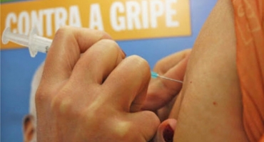 Gripe: professores e idosos já podem receber a vacina contra Influenza nas unidades de saúde Gripe: professores e idosos já podem receber a vacina contra Influenza nas unidades de saúde