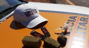 Polícia Militar Rodoviária encontra drogas em veículo abordado e três pessoas são presas na MG-060 Polícia Militar Rodoviária encontra drogas em veículo abordado e três pessoas são presas na MG-060