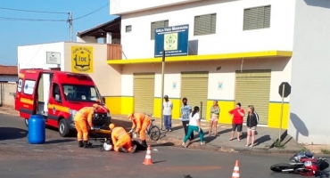Motociclista é atingida por pick up que avançou parada obrigatória no Bairro Caramuru Motociclista é atingida por pick up que avançou parada obrigatória no Bairro Caramuru