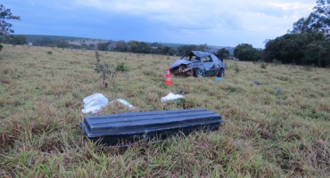 Motorista de Carmo do Paranaíba morre e passageira fica gravemente ferida em capotamento na MG-230 Motorista de Carmo do Paranaíba morre e passageira fica gravemente ferida em capotamento na MG-230