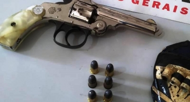 Filha faz ligação à Polícia Militar para entregar arma do pai falecido Filha faz ligação à Polícia Militar para entregar arma do pai falecido