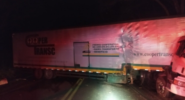 Carreta faz “L” na BR-365 e interdita o transito nos dois sentidos no trecho entre Patos de Minas e Varjão Carreta faz “L” na BR-365 e interdita o transito nos dois sentidos no trecho entre Patos de Minas e Varjão